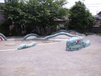 公園にも蛇のオブジェが…