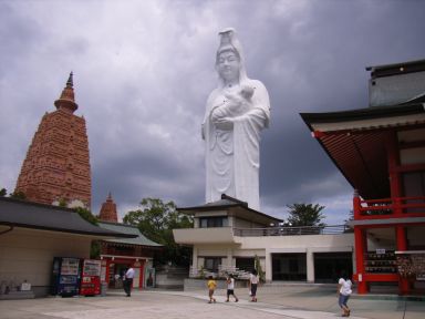 ありがたや、ありがたや、観音様にお参りだ