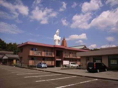 住宅街の中から、またも、ぬっ!