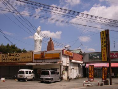 住宅街の中から、またも、ぬっ!3