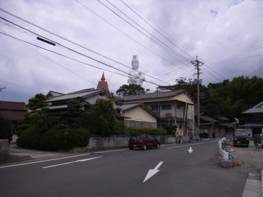 住宅街の中にぬっ!