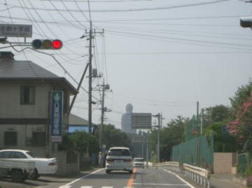 街の中から、ぬっ!!